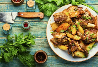 Patatesli pirzola. Tabakta sığır pirzolası.