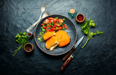 Bahar sebze salatasıyla ev yapımı Kiev pirzolası.