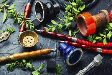 Nane aromalı doğu nargilesi. Naneli mis kokulu shisha.