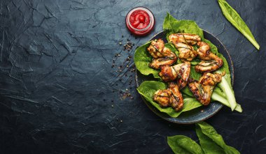 Teriyaki sosunda kızarmış tavuk kanadı. Aperatif tavuk eti. Anlaşıldı.