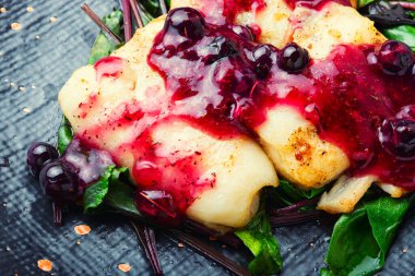 Böğürtlen soslu lezzetli balık. Yabanmersinli pangasius.