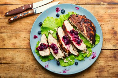 Yaban mersinli tavuk göğsü. Dilimlenmiş tavuk eti..