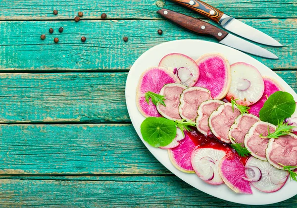 Eet Smakelijke Salade Met Kalfsvlees Tong Radijs Kopieer Ruimte — Stockfoto