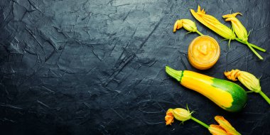 Tatlı tatlı kabak reçeli. Lezzetli sebze turşusu. Boşluğu kopyala.