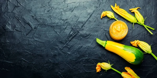 Tatlı tatlı kabak reçeli. Lezzetli sebze turşusu. Boşluğu kopyala.