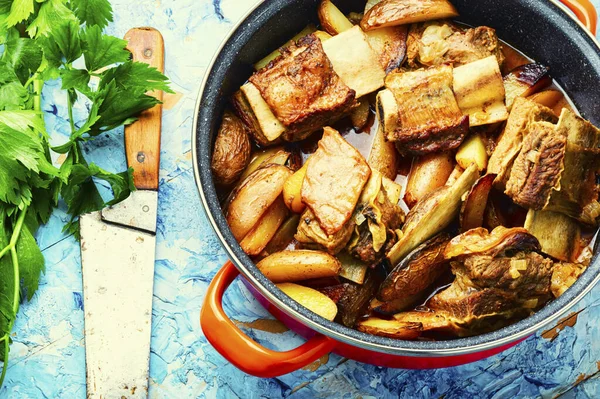 Costelas Carne Vaca Apetitosas Cozidas Com Batatas Novas — Fotografia de Stock