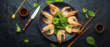 Kaynamış kral karidesleri, kara tabakta. Lezzetli haşlanmış langoustine.