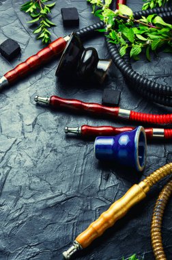 Bitkisel aromalı moda oryantal nargile. Nane kokulu nargile.