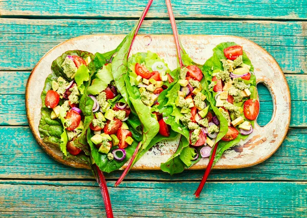 Sallad Med Tomat Avokado Vitlökssås Mangold Blad Sommar Vitaminsallad Köksbordet — Stockfoto