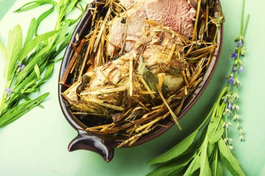 Taze samanlıkta pişmiş et. Hayalarda kızartılmış domuz filetosu. Kızarmış domuz omzu.