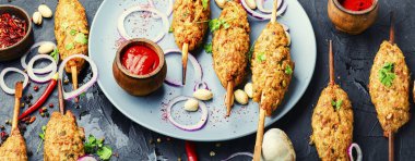 Lula kebap, kıymalı et şiş ve mangal kömürü.