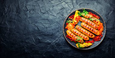 Izgara sebzeli ızgara sosis. Biberle kızartılmış sosisler. Boşluğu kopyala.