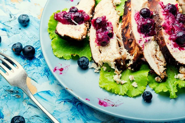 Grilled Chicken Breast Blueberry Sauce Sliced Barbecued Chicken Breasts — Stock Photo, Image