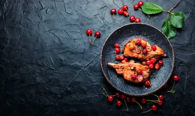 Böğürtlen salamurasında domuz eti. Kiraz şarabı sosunda et. Fırında domuz eti.