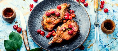 Böğürtlen salamurasında domuz bifteği. Kiraz şarabı sosunda et.