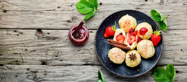 Traditional Dumplings Berries Dumplings Strawberries Knedlik Czech Slovak Cuisine — Stock Photo, Image
