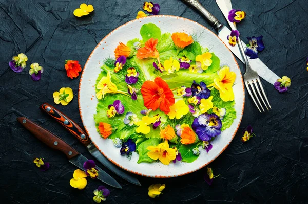 Friska Sallad Med Grönsallad Och Ätliga Blommor Färsk Sommarsallad Med — Stockfoto