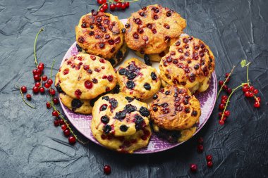 Süzme peynirli krep ya da yaz meyveli şurup. Kırmızı ve siyah üzümlü süzme peynirli börek.