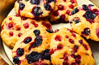 Süzme peynirli krep ya da yaz meyveli şurup. Kırmızı ve siyah üzümlü krep.