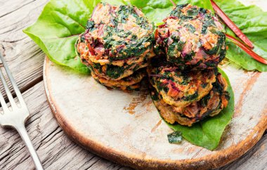 Taze meyve suyundan yapılmış ev yapımı diyet pirzolası. Vejetaryen mutfağı, vejetaryen böreği.