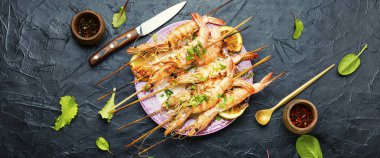 Izgara Langoustines, şişte kızartılmış karides. Izgara deniz ürünleri tabağı.