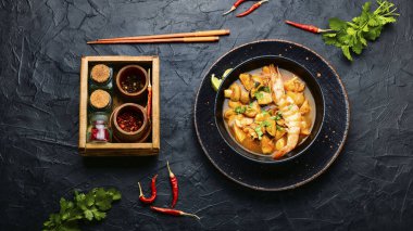 Tom yam kung baharatlı Tayland deniz ürünleri çorbası kasede