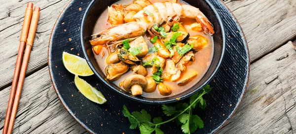 Soupe Thaï Épicée Tom Yam Dans Une Assiette Sur Fond — Photo