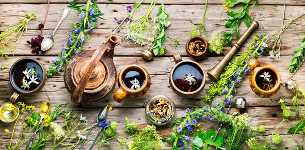 用野花制成的草药茶 放在老式木桌上 — 图库照片