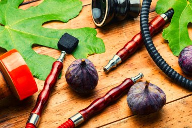 Meyve tütünlü oryantal nargile. Modaya uygun nargile. İncirli nargile.