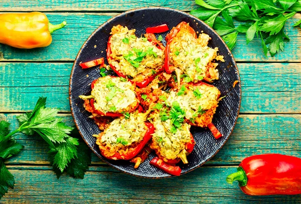 Zoete Pepers Gevuld Met Kalkoen Kruiden Rijst Zoete Paprika Gebakken — Stockfoto