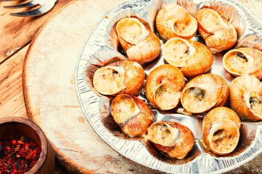 Yeşil tereyağlı yenilebilir salyangozlar, Fransız lezzetleri.