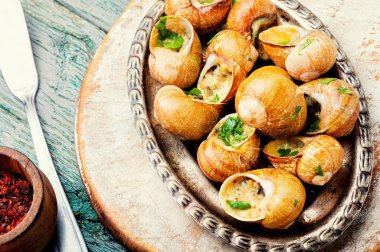 Yeşil tereyağlı yenilebilir salyangozlar, Fransız lezzetleri.