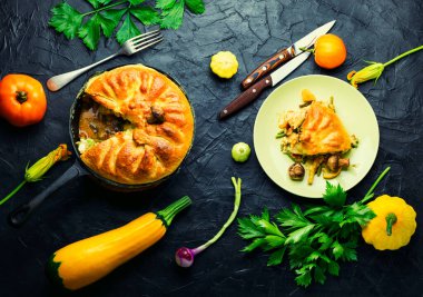 Ev yapımı sebze turtası. Kabaklı turta ve kabak..