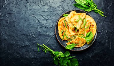 Taze otlarla doldurulmuş Azeyrbajan turtası. Kutub ya da kutab. Boşluğu kopyala