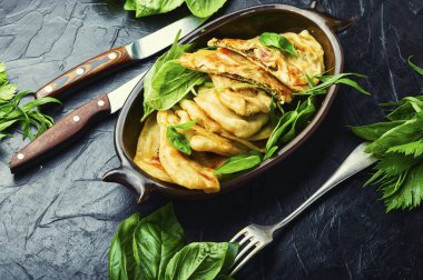 Taze yeşillik ve peynirle doldurulmuş turta. Ev yapımı qutablar veya kutab. Azeyrbajan yemeği