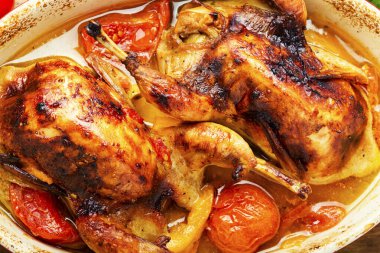 Domates sosunda pişirilmiş bıldırcın. Bıldırcın yahnisi. Gıda arkaplanı