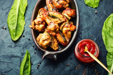 Teriyaki sosunda kızarmış tavuk kanadı. Aperatif tavuk eti.
