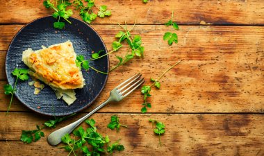 Peynirli ve süzme peynirli filo hamur turtası. Boşluğu kopyala