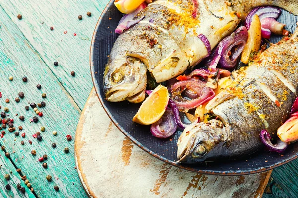 Chutné Ryby Smažené Cibuli Citrónem Pstruh Duhový Mořské Plody — Stock fotografie