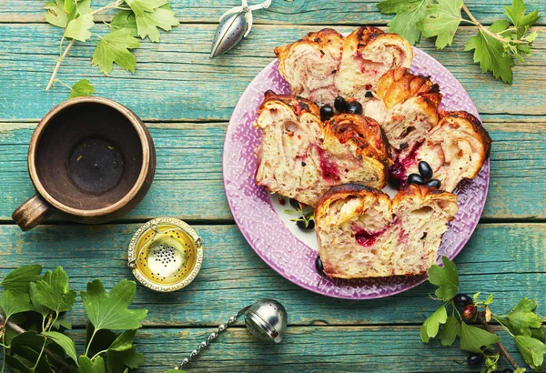 Hausgemachte Torte Mit Beeren Leckere Hausgemachte Kuchen Mit Schwarzen Johannisbeeren — Stockfoto