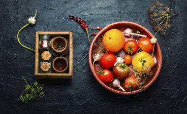 Tuzlu taze domates. Pişirme işlemi, konserve domates. Sebze turşusu ve konserve.