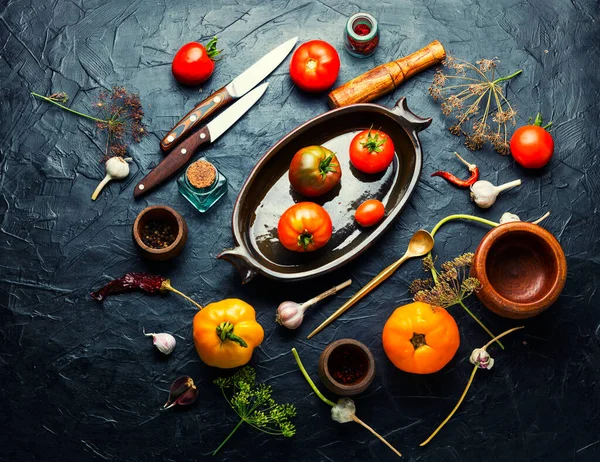 Tuzlu taze domates. Pişirme işlemi, konserve domates. Sebze turşusu ve konserve.