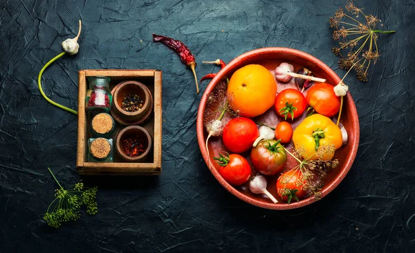 Saltade Färska Tomater Matlagning Konserverade Tomater Inlagda Grönsaker Och Konserverade — Stockfoto