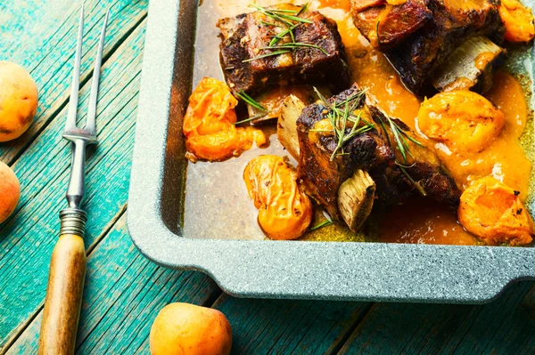 牛肉排骨是用杏仁煮的 配以果汁的烤肉 — 图库照片
