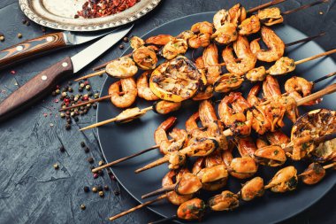 Tahta çubukta kızartılmış kebap karidesi. Izgara karides.