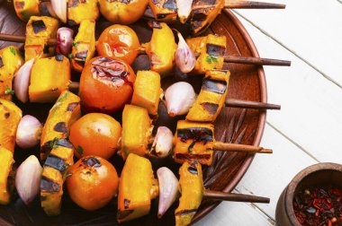 Şişte kızartılmış sebze, sebze kebabı. Kabak, domates, kabak ve biberli shashlike. Izgara sebze.