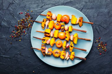 Şişte kızartılmış sebze, sebze kebabı. Balkabağı, domates, kabak ve biberli shaşlik.