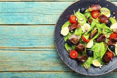 Pazı salatası, bıldırcın yumurtası, domates ve kurutulmuş et. Jamonlu ve sebzeli salata..