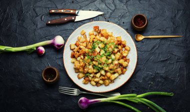 İştah açıcı kızarmış patatesler. Tabakta kızarmış patates.