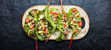 Mutfak yönetim kurulunda yaz vitamin salatası. Avokado salatası, pazı yapraklarında sarımsak soslu domates..